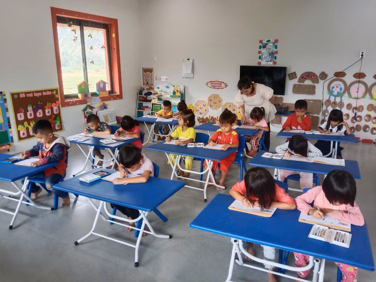 “Ngày trước, cô và trò phải học tạm ở nhà rông của thôn, tình trạng dột nát khiến việc học của các em học sinh bị ảnh hưởng. Sau khi điểm trường mới được xây dựng, học sinh đi học đầy đủ, chuyên cần hơn rất nhiều. Tính tiện ích của trường cũng được thể hiện rất cao, mùa hè cực kỳ mát mẻ còn mùa đông ấm áp, trang thiết bị đáp ứng đầy đủ nhu cầu dạy và học”, cô Tuyết nói thêm.