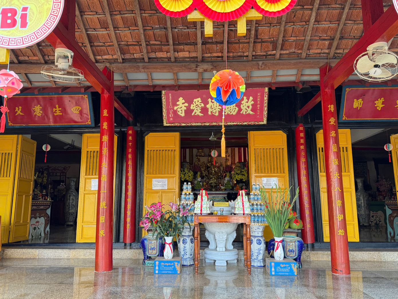 Chánh điện của chùa được xây dựng theo kiểu lối nhà 3 gian 2 mái, cổ lầu bao gồm gian Tiền đường - Thiêu hương - Thượng điện.