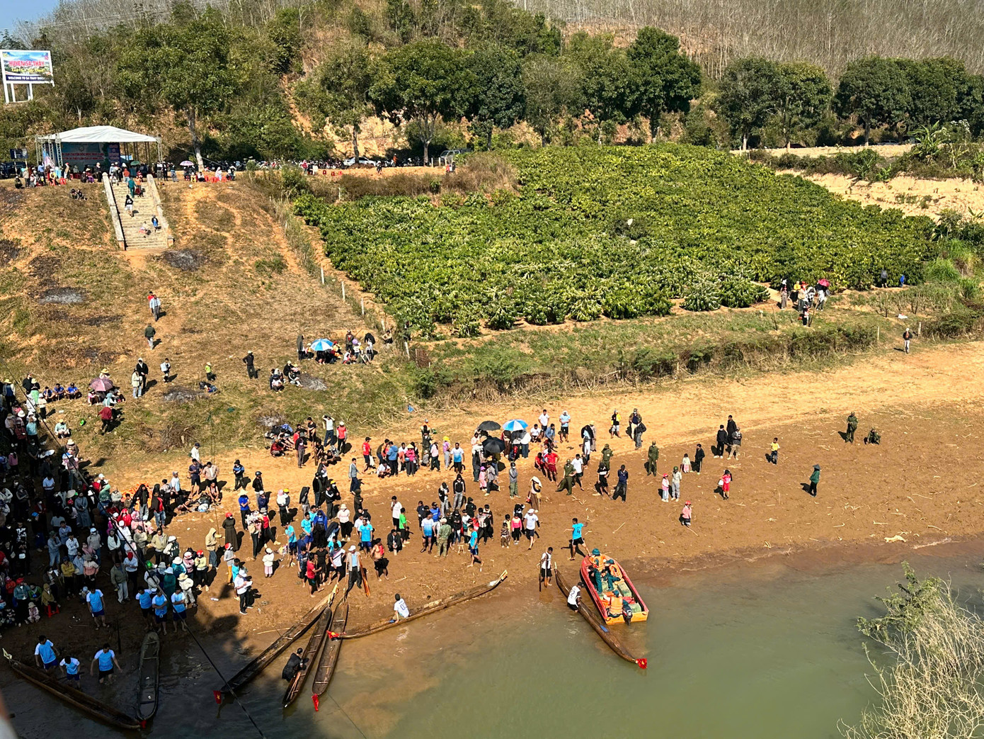 Bất chấp thời tiết nắng nóng, các cổ động viên vẫn có mặt để theo dõi và cổ vũ cho vận động viên tranh tài. Bất chấp thời tiết nắng nóng, các cổ động viên vẫn có mặt để theo dõi và cổ vũ cho vận động viên tranh tài.