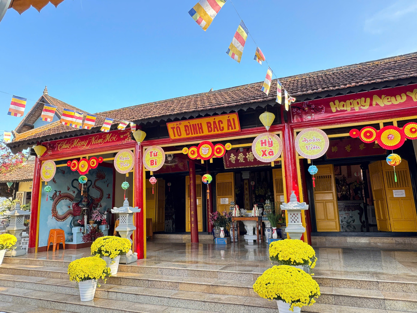 Chánh điện của chùa được xây dựng theo kiểu lối nhà 3 gian 2 mái, cổ lầu bao gồm gian Tiền đường - Thiêu hương - Thượng điện.