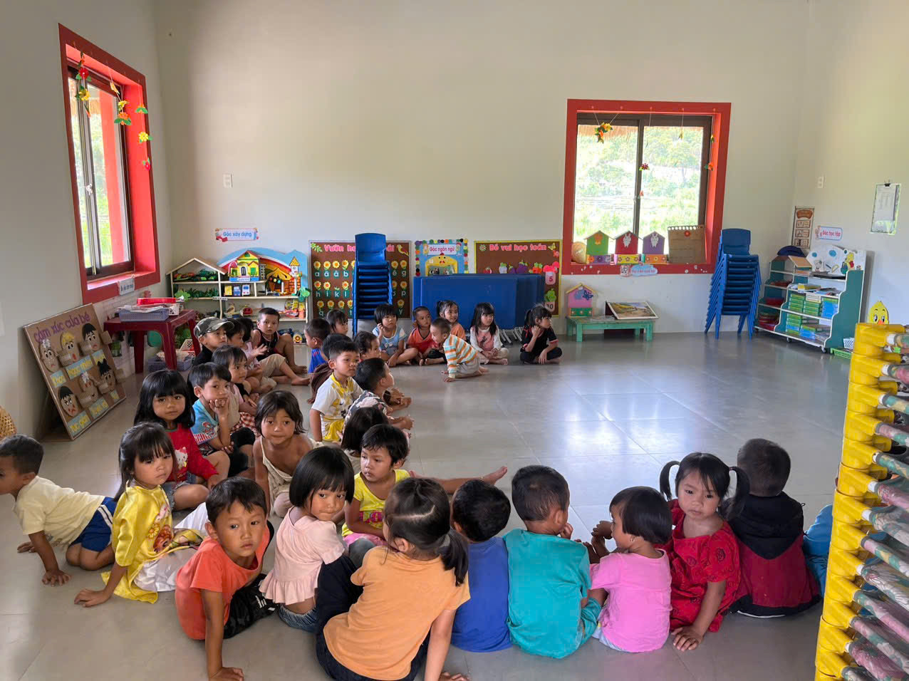 Điểm trường có nhiều khu vui chơi, giải trí cho các em học sinh.