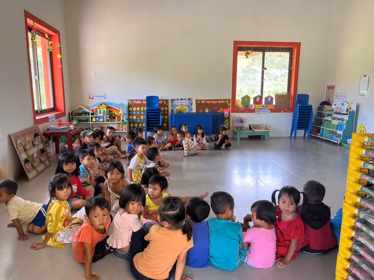 Điểm trường có nhiều khu vui chơi, giải trí cho các em học sinh.