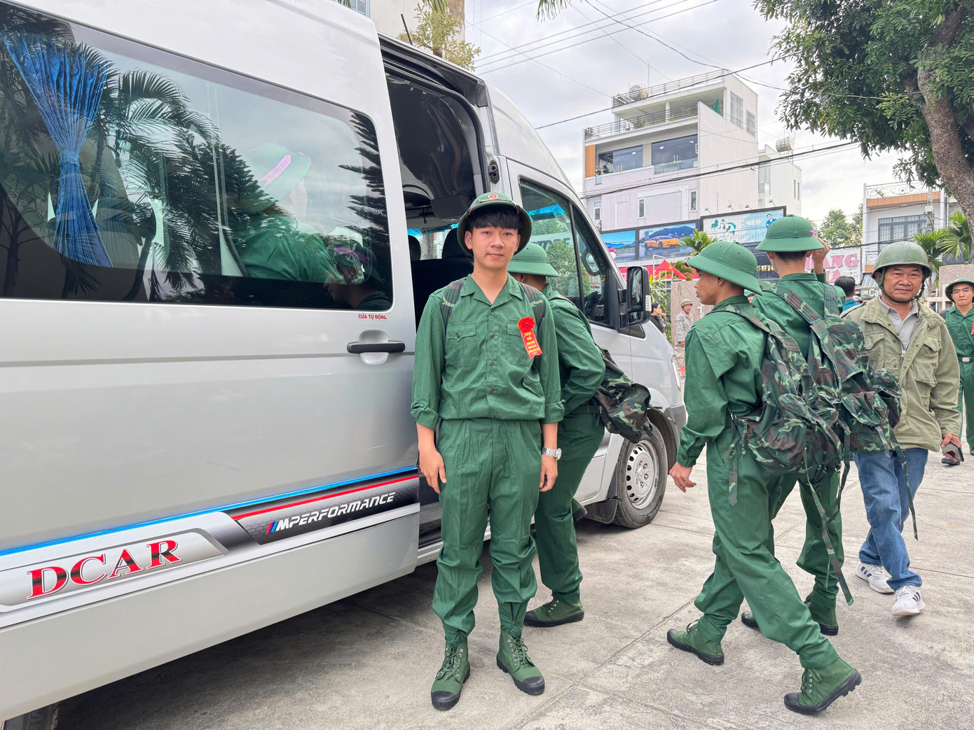 Đồ Hàng Tú tạm gác lại việc học để viết đơn tự nguyện xin nhập ngũ. Đồ Hàng Tú tạm gác lại việc học để viết đơn tự nguyện xin nhập ngũ.
