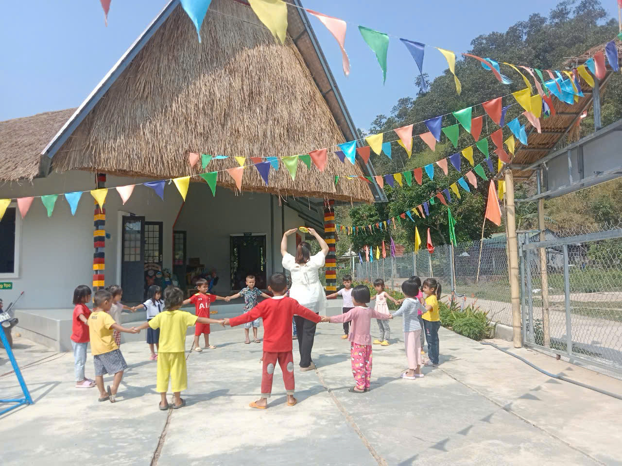 “Ngày trước, cô và trò phải học tạm ở nhà rông của thôn, tình trạng dột nát khiến việc học của các em học sinh bị ảnh hưởng. Sau khi điểm trường mới được xây dựng, học sinh đi học đầy đủ, chuyên cần hơn rất nhiều. Tính tiện ích của trường cũng được thể hiện rất cao, mùa hè cực kỳ mát mẻ còn mùa đông ấm áp, trang thiết bị đáp ứng đầy đủ nhu cầu dạy và học”, cô Tuyết nói thêm.