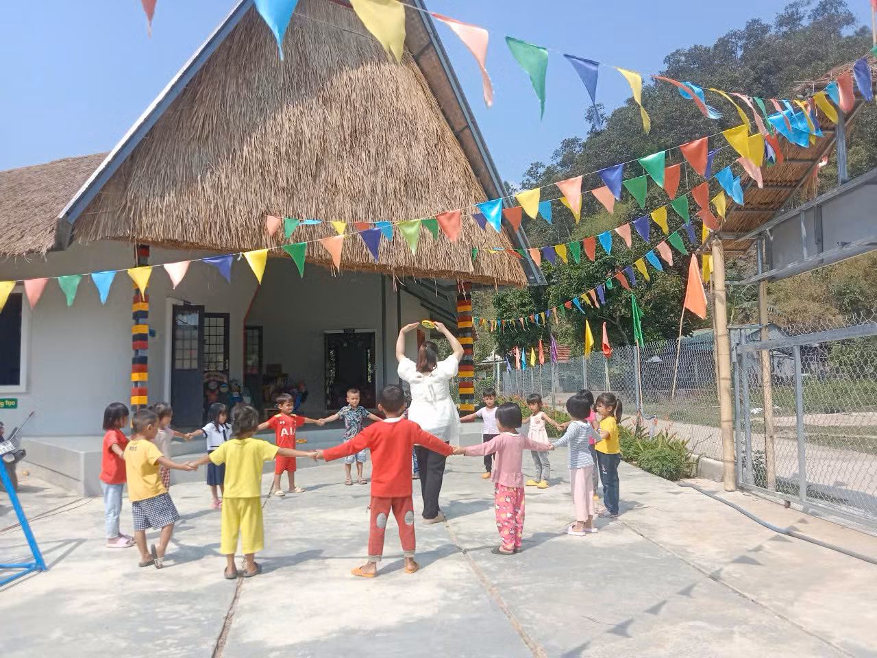 “Ngày trước, cô và trò phải học tạm ở nhà rông của thôn, tình trạng dột nát khiến việc học của các em học sinh bị ảnh hưởng. Sau khi điểm trường mới được xây dựng, học sinh đi học đầy đủ, chuyên cần hơn rất nhiều. Tính tiện ích của trường cũng được thể hiện rất cao, mùa hè cực kỳ mát mẻ còn mùa đông ấm áp, trang thiết bị đáp ứng đầy đủ nhu cầu dạy và học”, cô Tuyết nói thêm.