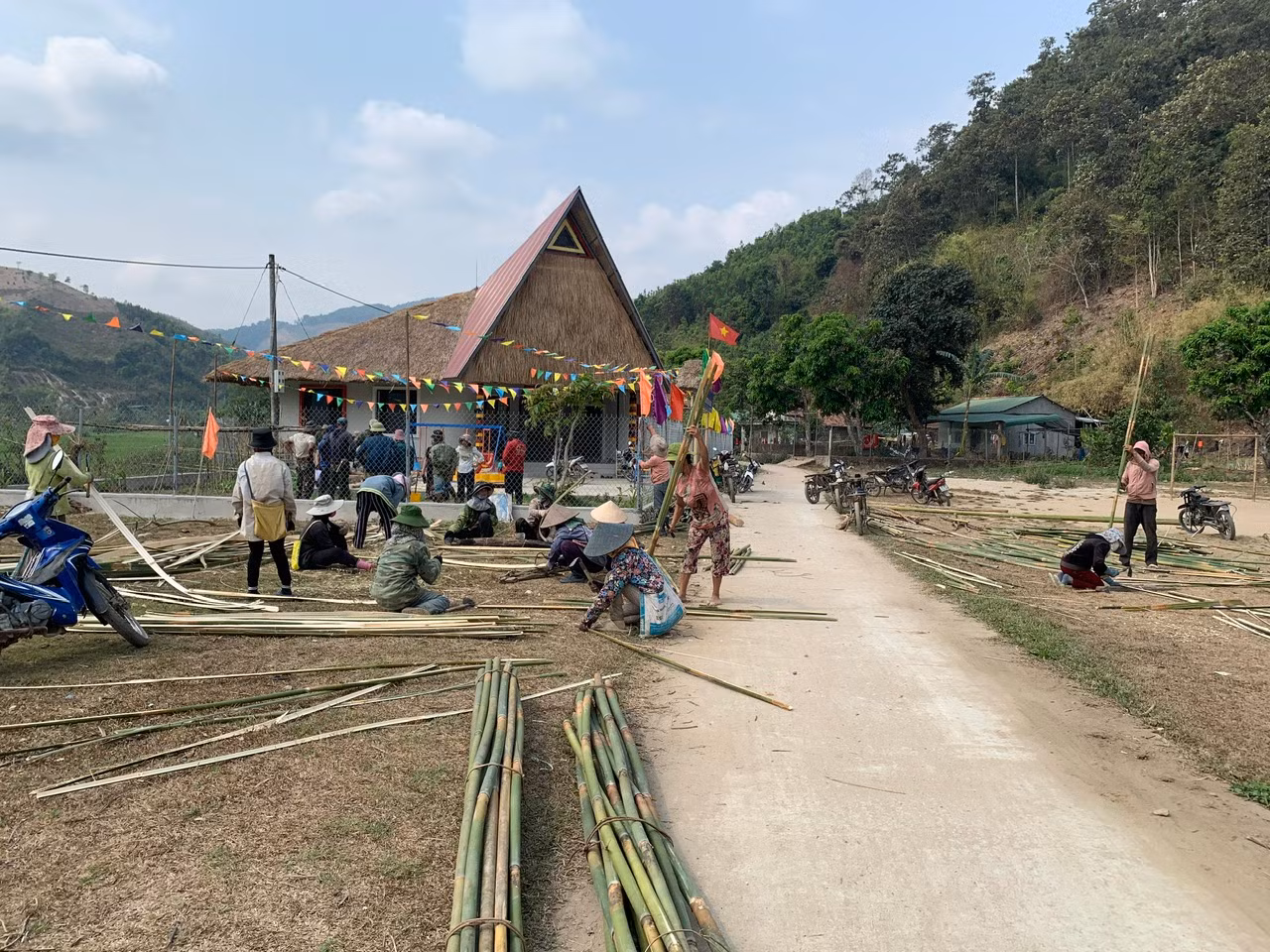 Điểm trường thôn Đăk Đoát được khởi công xây dựng vào tháng 7/2023 và mất 4 tháng để hoàn thành. Chi phí xây dựng khoảng 800 triệu đồng do quỹ đầu tư SEN tài trợ. Đồng thời, chính quyền địa phương phối hợp với khoảng 200 hộ gia đình đóng góp ngày công, nguyên vật liệu để chung tay xây dựng ngôi trường cho các em học sinh.