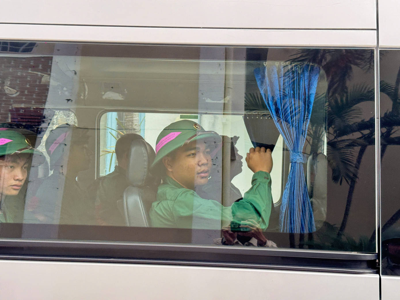 A Minh Tuấn không giấu được sự bồi hồi khi ngồi lên chuyến xe nhập ngũ A Minh Tuấn không giấu được sự bồi hồi khi ngồi lên chuyến xe nhập ngũ