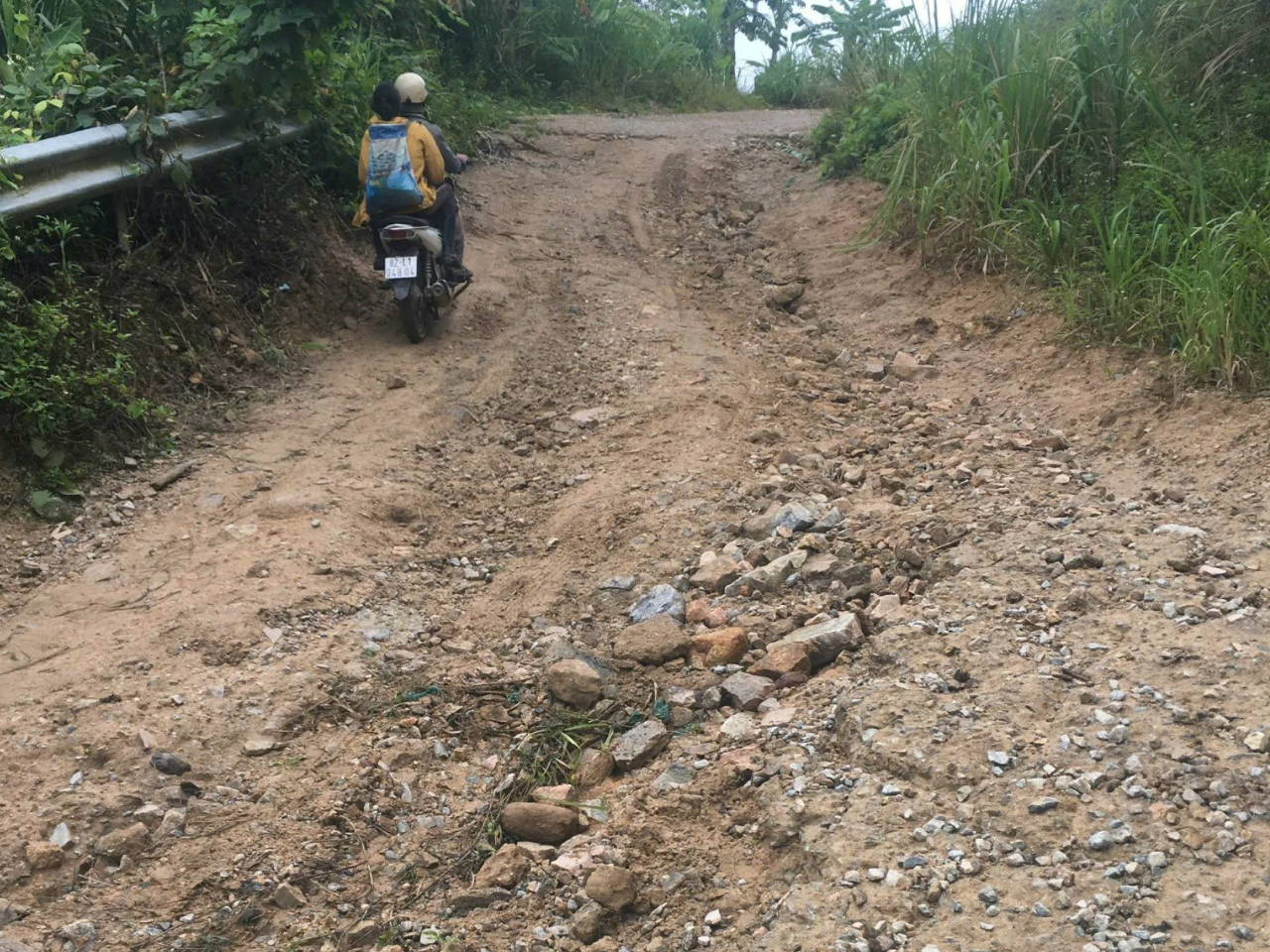 Đường tránh ngập vẫn chưa thi công xong, ảnh hưởng nghiêm trọng đến đời sống của người dân. Đường tránh ngập vẫn chưa thi công xong, ảnh hưởng nghiêm trọng đến đời sống của người dân.