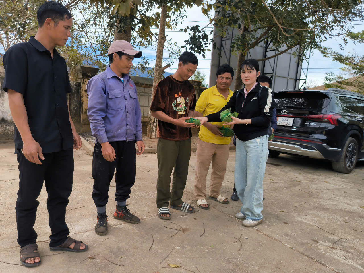 Có khoảng 3.320 cây giống sâm Ngọc Linh được cấp miễn phí với trị giá gần 1 tỉ đồng. Có khoảng 3.320 cây giống sâm Ngọc Linh được cấp miễn phí với trị giá gần 1 tỉ đồng.