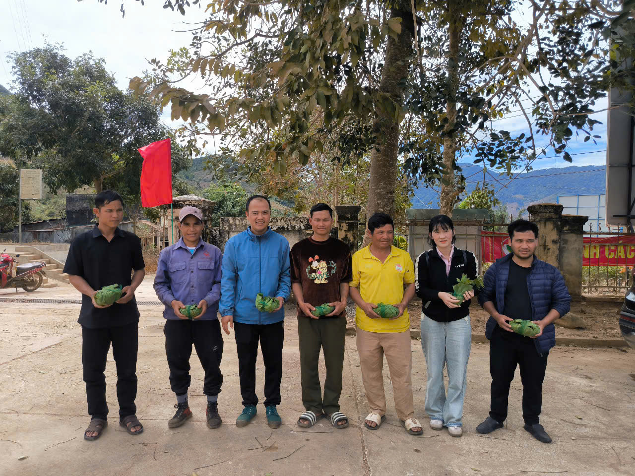 40 hộ dân được nhận miễn phí cây sâm giống Ngọc Linh 1 năm tuổi. 40 hộ dân được nhận miễn phí cây sâm giống Ngọc Linh 1 năm tuổi.