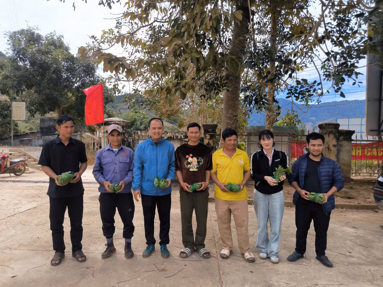 40 hộ dân được nhận miễn phí cây sâm giống Ngọc Linh 1 năm tuổi.