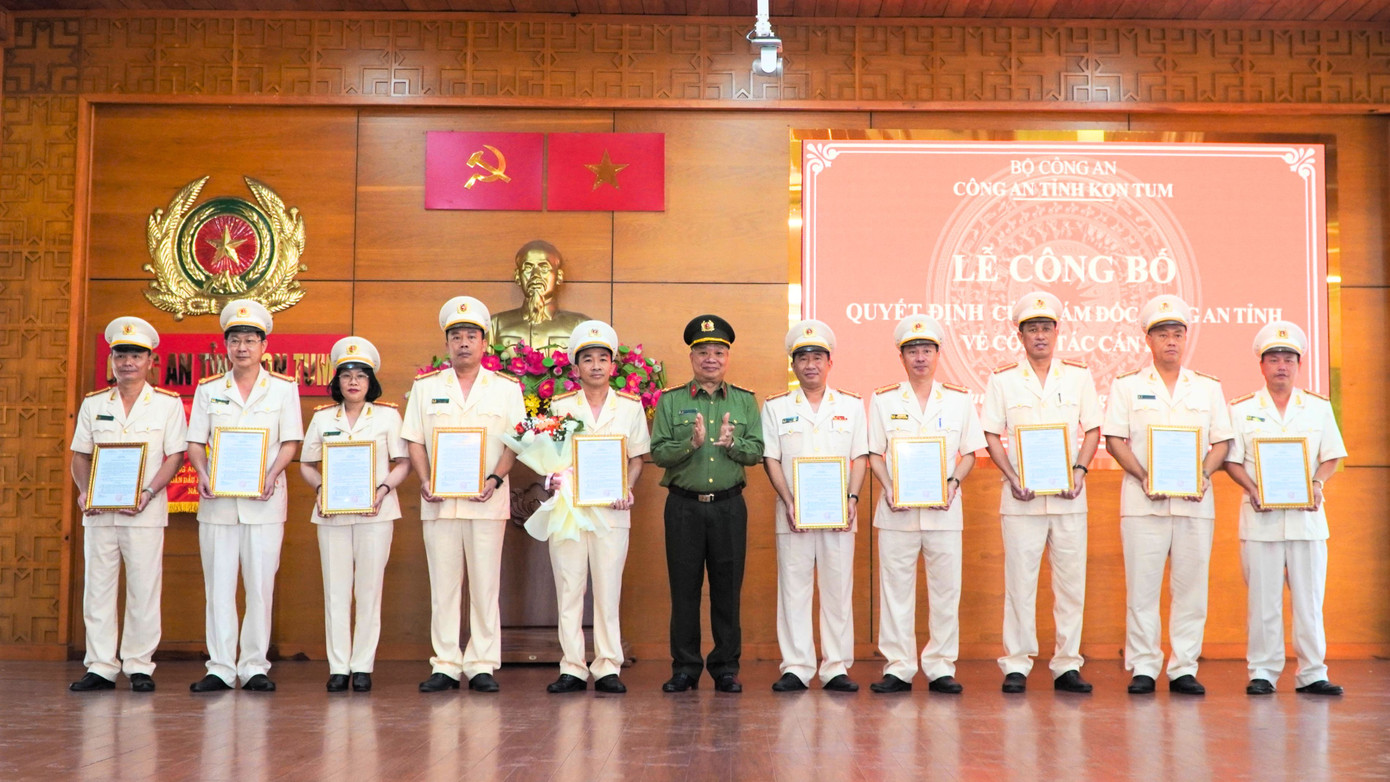 Trao Quyết định điều động 10 trưởng phòng, trưởng công an huyện về các đơn vị cấp phòng.