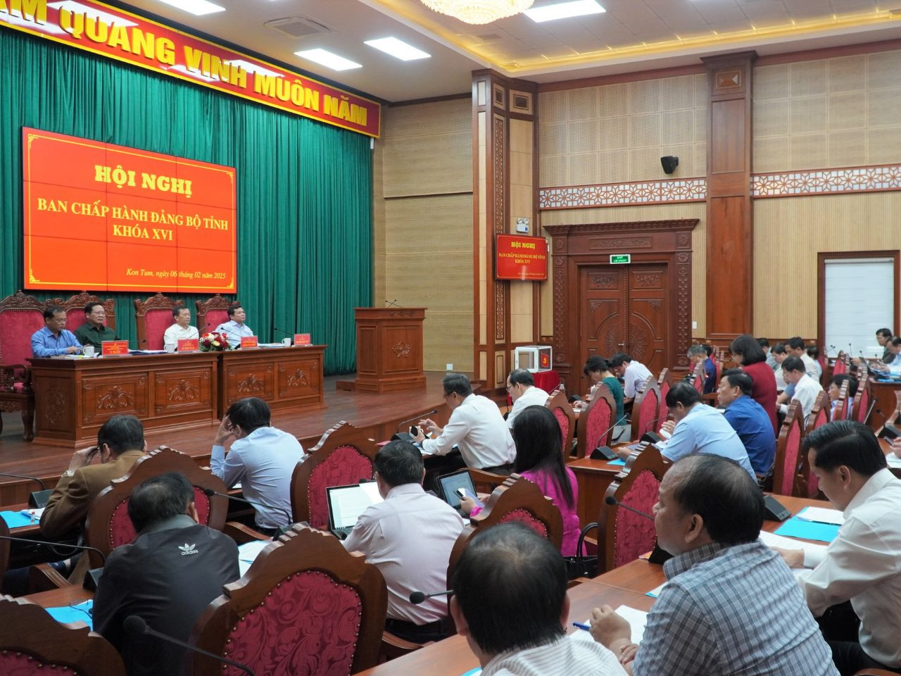 Một hội nghị của Ban chấp hành Đảng bộ tỉnh Kon Tum khoá XVI