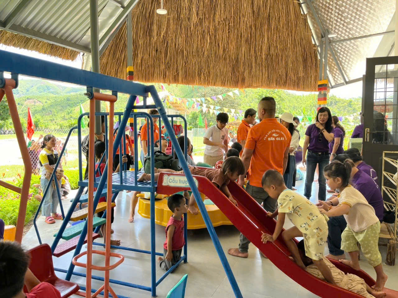 Điểm trường có nhiều khu vui chơi, giải trí cho các em học sinh.