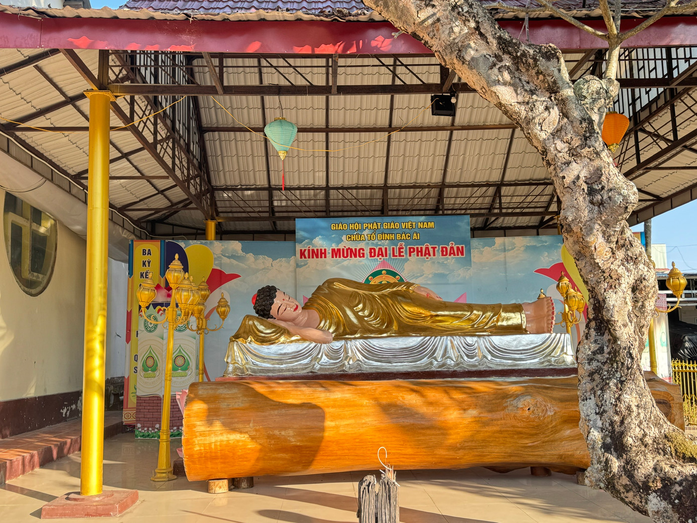 Không gian sân chùa có các bia đá, mộ tháp, miếu thờ, đoàn quán và nhà trù.