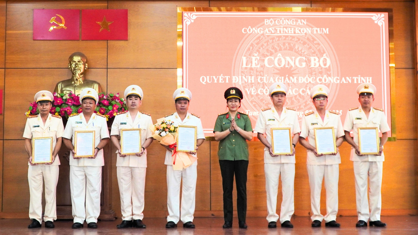 Trao Quyết định điều động cán bộ về khối xây dựng lực lượng, thanh tra, hậu cần.