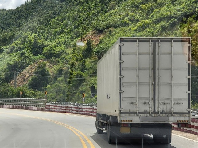 Hộ lan mềm bằng tường lốp cao su được lắp đặt ở đoạn cua, dốc, khuất tầm nhìn trên đèo Lò Xo Hộ lan mềm bằng tường lốp cao su được lắp đặt ở đoạn cua, dốc, khuất tầm nhìn trên đèo Lò Xo