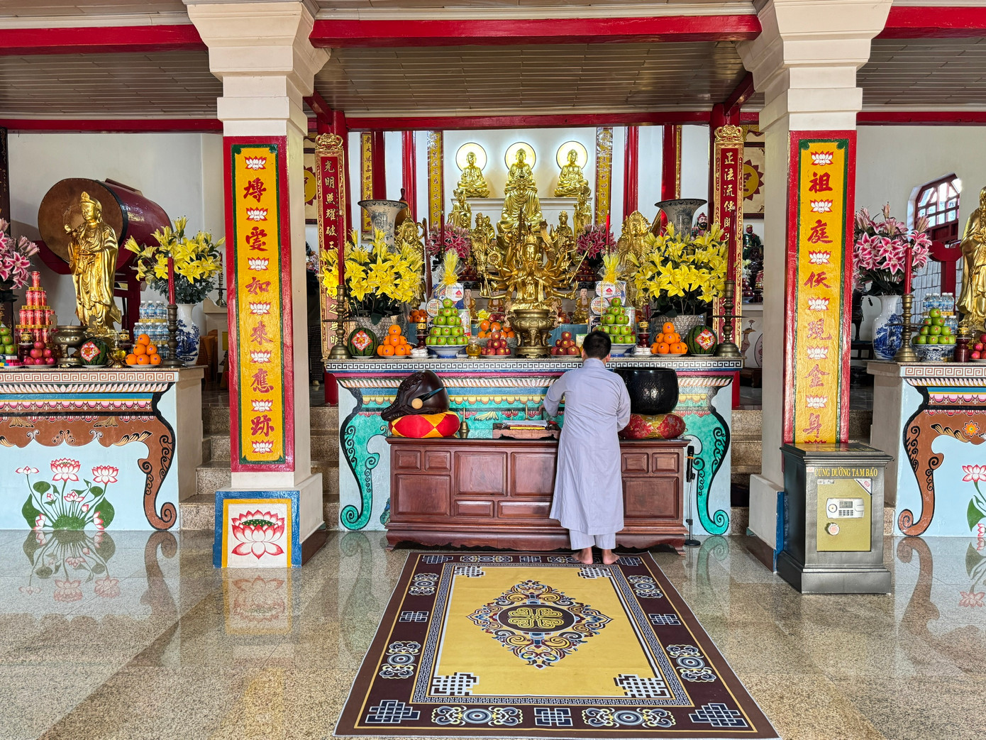 Phía trong Chánh điện là hệ thống tượng thờ được bố trí theo thứ bậc từ cao đến thấp. Chánh điện vẫn giữ được nét cổ kính của công trình kiến trúc theo phong cách kiến trúc Cung đình Huế vào những năm đầu thế kỷ XX.