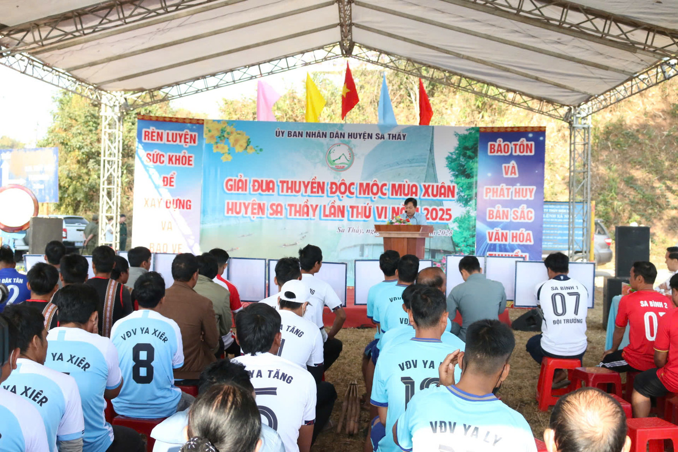 Giải đua năm nay có sự tranh tài của 8 đội với 72 vận động viên đến từ huyện Sa Thầy và xã Kroong (thành phố Kon Tum). Đây cũng là giải đua thuyền có số lượng người tham gia đông nhất từ trước đến nay. Giải đua năm nay có sự tranh tài của 8 đội với 72 vận động viên đến từ huyện Sa Thầy và xã Kroong (thành phố Kon Tum). Đây cũng là giải đua thuyền có số lượng người tham gia đông nhất từ trước đến nay.