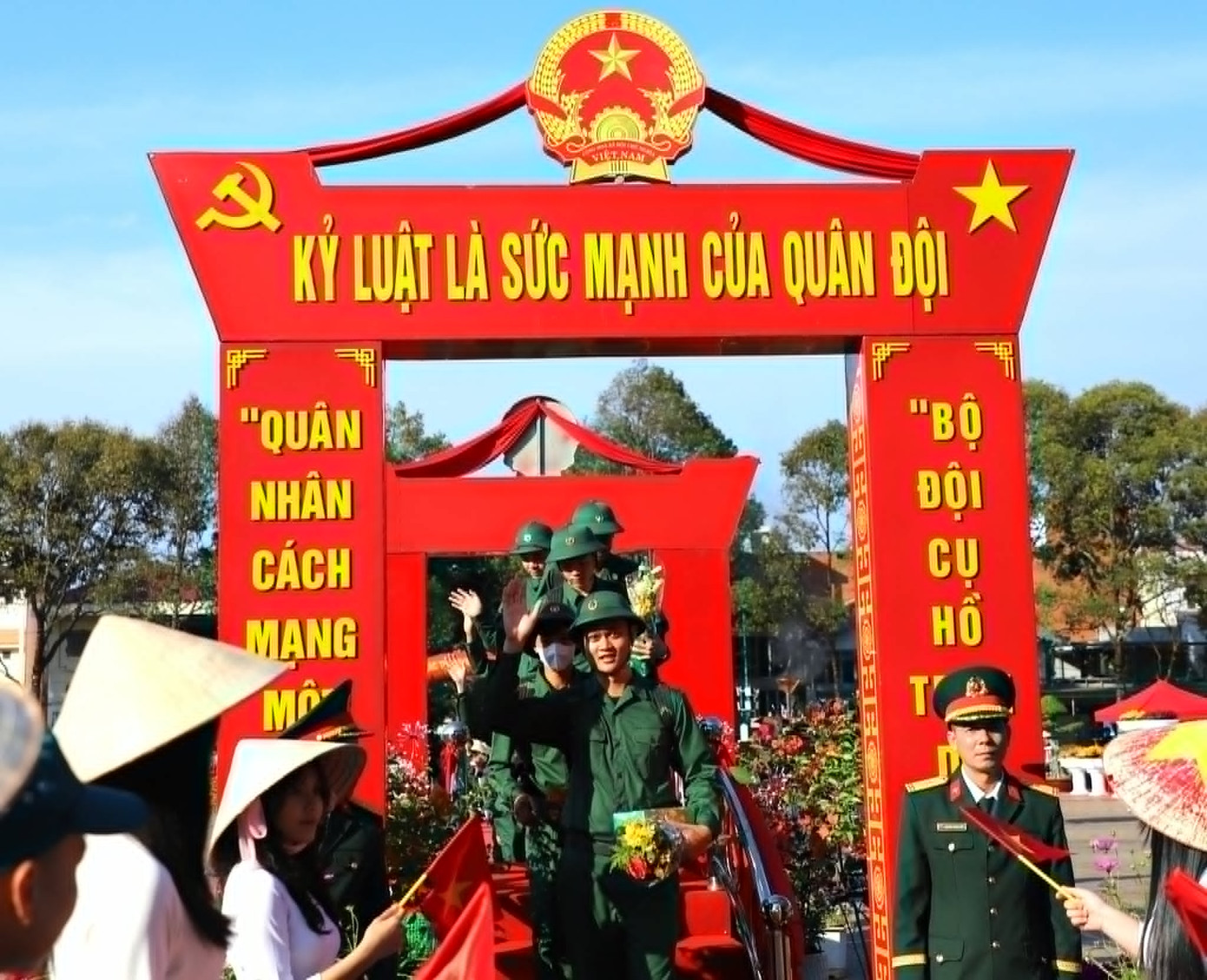 Thanh niên TP Buôn Ma Thuột hăng hái lên đường nhập ngũ