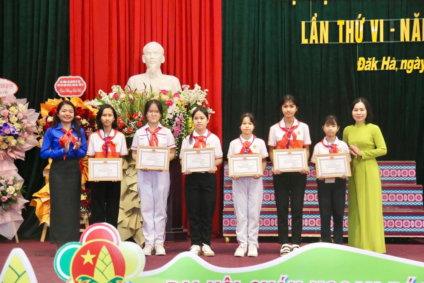 Đại hội biểu dương, khen thưởng cho những đội viên, thiếu nhi tiêu biểu. Đại hội biểu dương, khen thưởng cho những đội viên, thiếu nhi tiêu biểu.