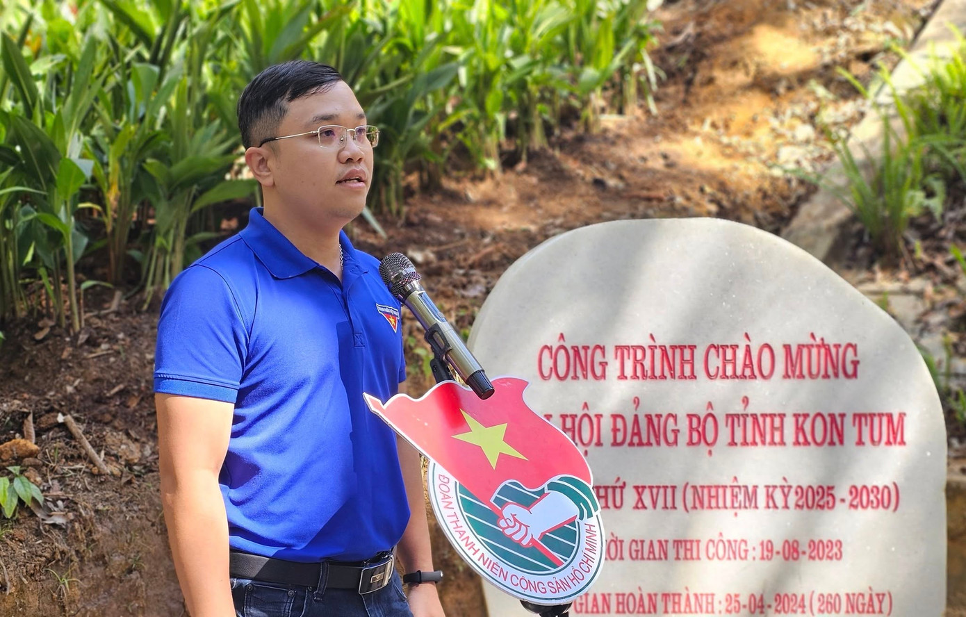 Anh Nguyễn Văn Mạnh - Bí thư Tỉnh Đoàn phát biểu tại buổi lễ.