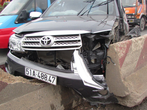 Chiếc xe 7 chỗ hư hỏng nặng. Chiếc xe 7 chỗ hư hỏng nặng