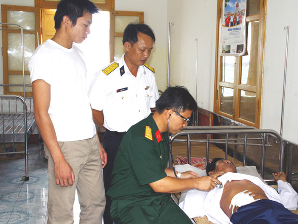 Ngư dân Ngô Văn Diệp được chăm sóc trên đảo Sinh Tồn Đông chờ ngày về lại đất liền Ảnh: Nguyễn Thành