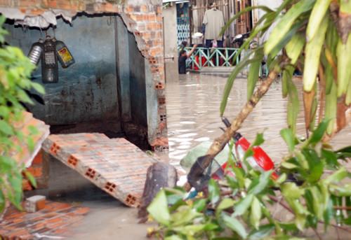 Nước cuồn cuộn giật sập cả bức tường. Ảnh: Nguyệt Triều. Nước cuồn cuộn giật sập cả bức tường. Ảnh: Nguyệt Triều