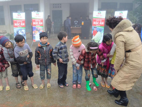 Mang áo ấm đến với trẻ vùng cao. Mang áo ấm đến với trẻ vùng cao