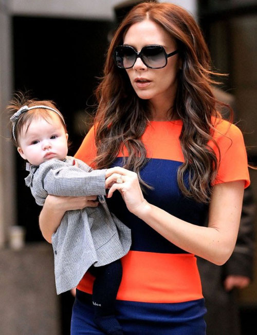 Jessica Alba đẹp rạng ngời bên con Bé Harlow Madden, con gái đầu lòng của cặp ‘sao’ Joe Madden – Nicole richie. Cô bé càng lớn càng đáng yêu và xinh đẹp và ‘style’ chẳng khác gì mẹ. Bức ảnh trên được ghi lại khi hai mẹ con dạo bước ở Beverly Hills. Berry và con gái đang chơi đùa ở một bãi biển tại California Bà Becks bên công chúa nhỏ của mình Pink và con gái. Cậu nhóc Mason của ngôi sao truyền hình thực tế Kourtney Kardashian luôn ăn mặc thời trang và sành điệu. Vào ngày sinh nhật 2 tuổi, hai mẹ con tổ chức tiệc ngộ nghĩnh theo phong cách cao bồi. Skyler là con trai đầu lòng của Rachel Zoe Con gái cả Leni, 8 tuổi, thừa hưởng nhiều nét đẹp của siêu mẫu Heidi Klum. Cô bé giống như bản sao nhỏ bé của mẹ. Con gái của nữ diễn viên Gwyneth Paltrow thừa hưởng vẻ đẹp mơ màng của mẹ. Cô bé rất giống ngôi sao "Shakespeare đang yêu" thời trẻ. Suri xinh xắn của nhà Katie và Tom