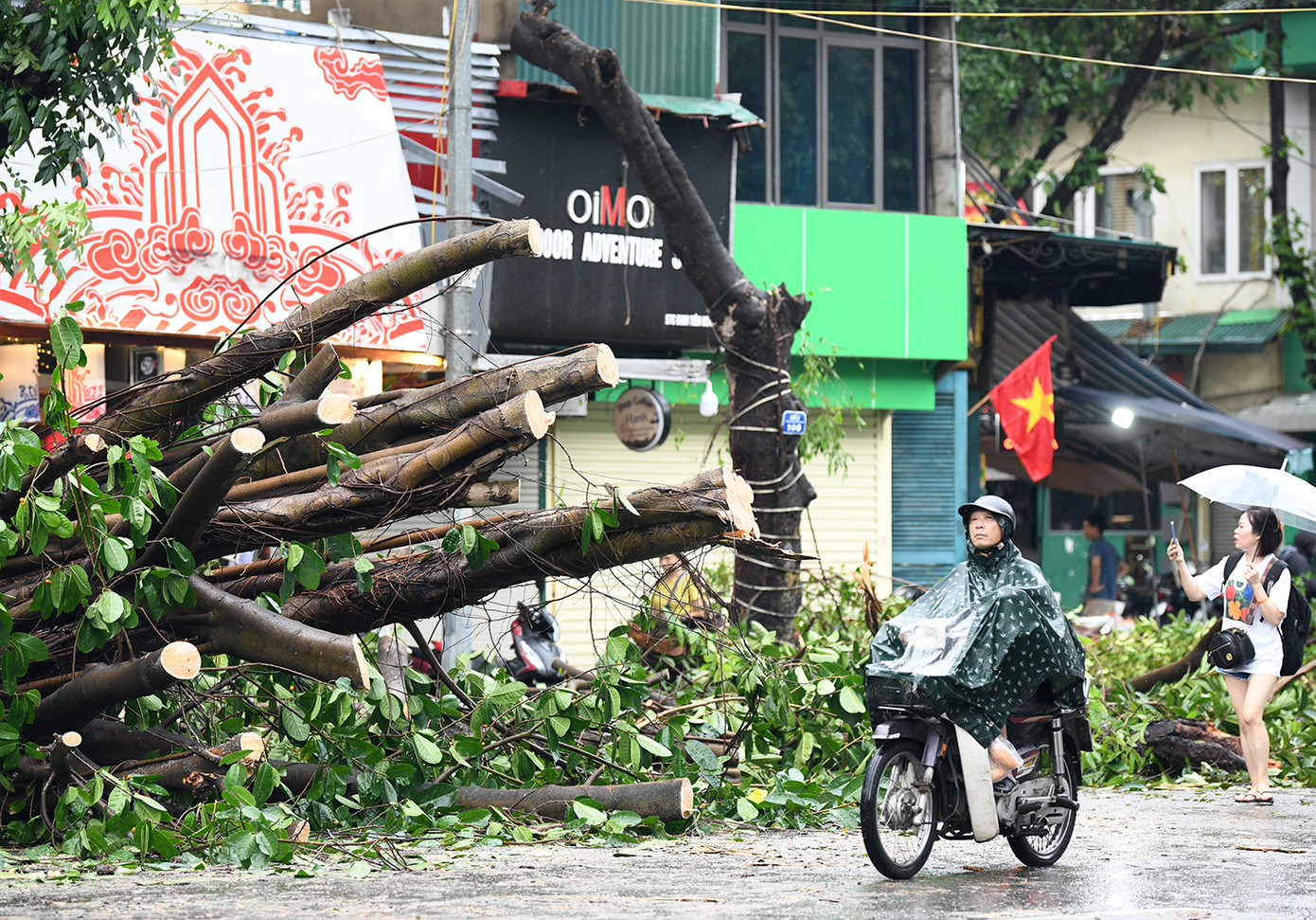 Anh Lưu Bách Bảy, nhân viên Công ty cây xanh Hà Nội cho biết: ”Nhìn cảnh cây đổ cành gãy như thế này xót lắm... Chúng tôi xử lý cắt tỉa để giải tỏa giao thông cho người dân đi lại“