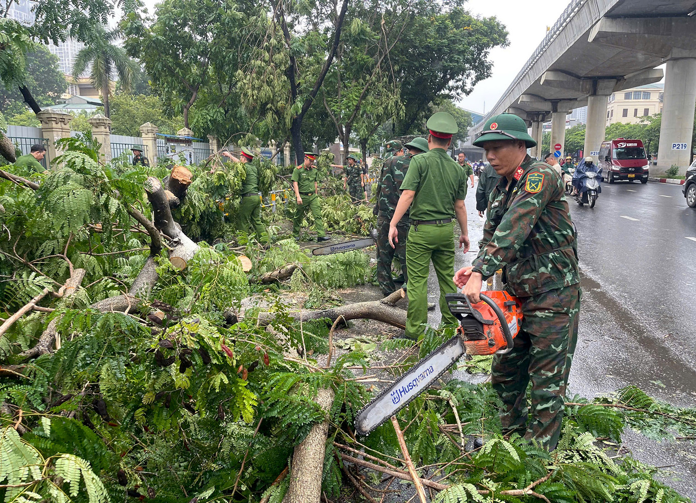 Xử lý cây đổ chắn ngang đường tại Cầu Giấy.