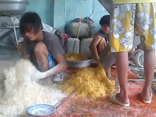 Giẫm đạp lên chà bông gà ở cơ sở chà bông của bà Biền (358/19 đường TTH 02, khu phố 3, P.Tân Thới Hiệp, Q.12). Ảnh: Đ.Phú