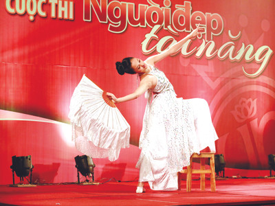 Hoàng Anh múa đương đại trên nền bài hát “Giấc mơ trưa”. Ảnh: Hồng Vĩnh.