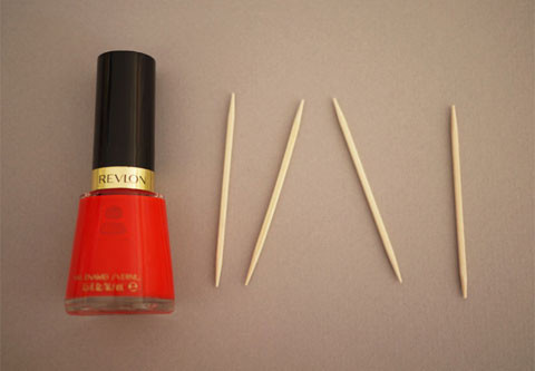 Sơn móng tay màu đỏ + Vài chiếc tăm tre nhỏ