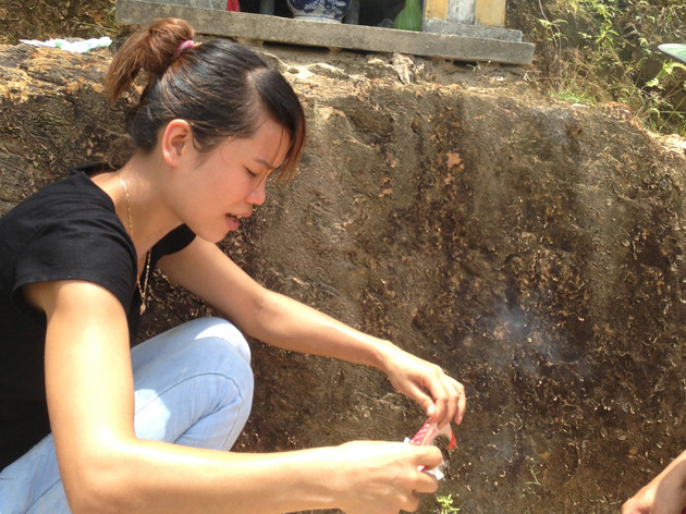 Chị Nguyễn Thị Nhớ thắp hương cho những linh hồn đang bị lãng quên