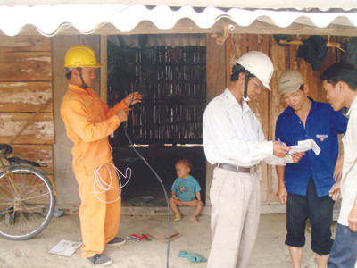 Nhân viên ngành điện giải thích thủ tục đăng ký mua điện giá thấp cho người dân Ảnh: Thanh Thúy