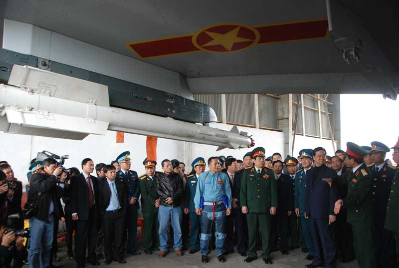 Dưới cánh bay SU-30 