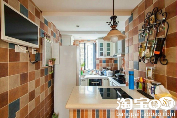 Phòng khách mang phong cách châu Âu với đèn chùm, thảm, ghế sofa Bộ Sofa không phải là đặc điểm khác biệt, mà điểm nhấn ở đây là bức tường với những hình ảnh của gia đình. Các vật dụng cũng không cầu kỳ, sang trọng quá đắt đỏ, đơn giản nhưng lại rất hiệu quả. Và một bức tường cũng được trang trí toàn bằng ảnh, đơn giản và chi phí rất thấp Phòng ăn nhẹ nhàng, rất đáng yêu với họa tiết hoa nhí rực rỡ Nhà bếp với kiểu thiết kế hình chữ U ngược. Chất liệu gạch ốp tường và màu sắc rất lạ Lối đi pha một chút hương vị La Mã. Phòng ngủ đa chức năng với chiếc giường phóng khoáng Chủ nhân ngôi nhà có lẽ là một fan hâm mộ của điện ảnh, nên đã tậu cả máy chiếu màn hình để thưởng thức phim. Không gian nhỏ cho bàn làm việc Phòng ngủ khác với chiếc giường bằng thú bông lớn Không gian công trình phụ khá lạ mắt chỉ bằng gạch ốp màu đơn giản không đắt tiền