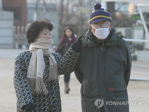 Bất chấp thời tiết rét buốt, cử tri Hàn Quốc vẫn đi bỏ phiếu 