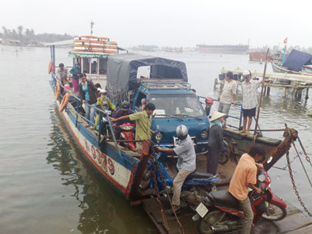 Vụ chìm đò kinh hoàng tại bến đò Tam Hải – Tam Quang vẫn còn ám ảnh người dân mỗi khi qua sông Trường Giang tại bến đò này 