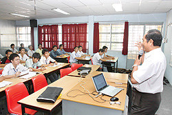 Giờ học của SV chương trình Kỹ sư tài năng trường ĐH Bách khoa (ĐH Quốc gia TP.HCM). Đây là một trong 40 trường ĐH đã tham gia kiểm định chất lượng. Ảnh: Đ.N.T (Thanh Niên)