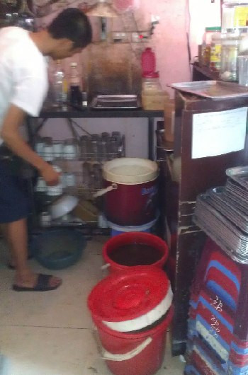 Trà chanh ở phố Nhà Thờ đặt trong xô nhựa, để dưới đất, không nắp đậy. Ảnh: Phan Dương