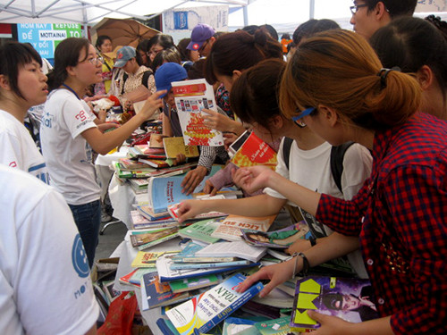 Gian hàng sách tấp nập diễn ra hoạt động trao đổi