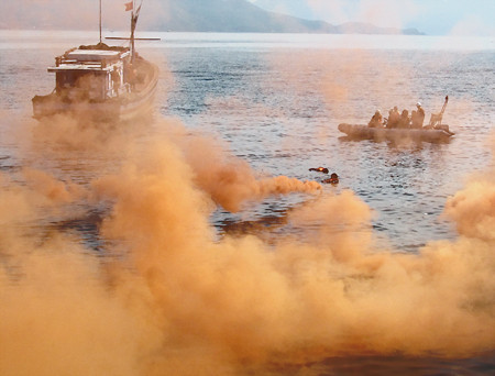 Tàu cá bị hư hỏng nặng, một số ngư dân rơi xuống biển