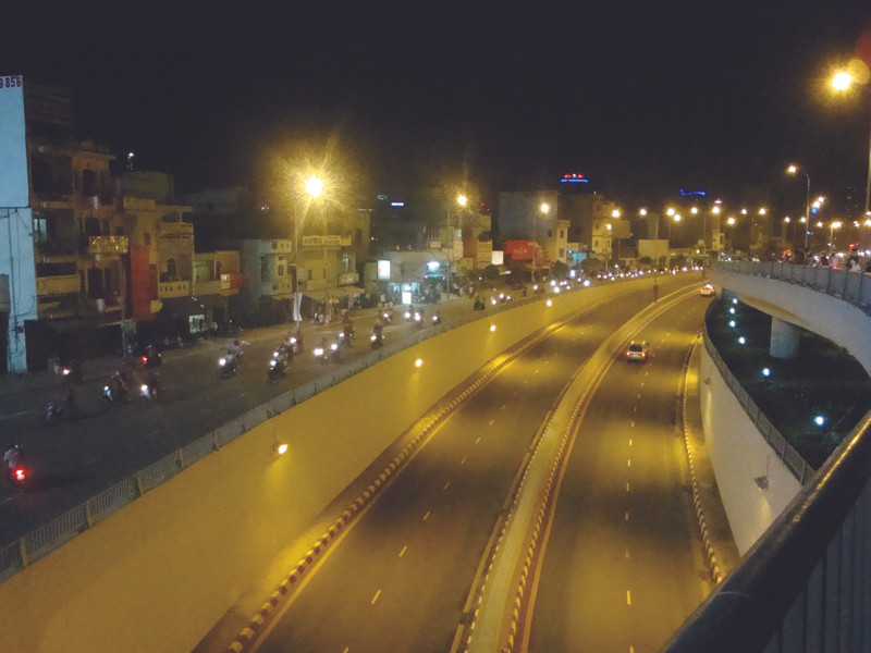 Đua xe trên cầu Thủ Thiêm, TPHCM (chụp tối 8-1). Ảnh: L.T