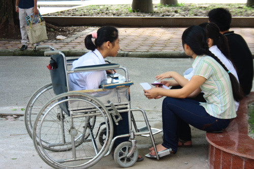 Một cử tri tật nguyền đi bầu cử