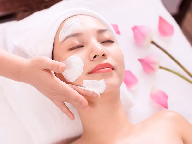 Khi có các dấu hiệu của lão hóa da, mọi người cũng đừng ngần ngại đi khám bởi các bác sĩ da liễu. Qua thăm khám, các bác sĩ sẽ có thể đánh giá chính xác mức độ lão hóa và sử dụng các thuốc bôi, thuốc uống cũng các thủ thuật thẩm mỹ phù hợp giúp đẩy lùi dấu hiệu của tuổi tác của bạn. Ảnh minh họa: Internet