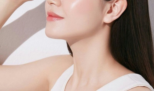 Chúng ta nên lựa chọn kem chống nắng phổ rộng, chống được cả UVA và UVB, khi hoạt động ngoài trời, bơi lội cần sử dụng kem chống nắng chống nước. Một trong những sai lầm phổ biển là mọi người không bôi đủ lượng kem chống nắng và chỉ bôi một lần trong ngày. Ảnh minh họa: Internet Chúng ta nên lựa chọn kem chống nắng phổ rộng, chống được cả UVA và UVB, khi hoạt động ngoài trời, bơi lội cần sử dụng kem chống nắng chống nước. Một trong những sai lầm phổ biển là mọi người không bôi đủ lượng kem chống nắng và chỉ bôi một lần trong ngày. Ảnh minh họa: Internet